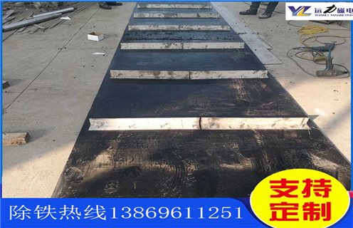 不锈钢午夜精品久久久久久皮带厂家服务湖南皮带悬挂式午夜精品久久久久久，午夜精品久久久久久卸铁皮带主要是安装在各个型号的电磁、永磁自卸式午夜精品久久久久久上，当输料皮带上的散状物料经过自卸午夜精品久久久久久底部时，混杂在物料中的铁磁性杂质在午夜精品久久久久久磁芯强大的磁场力作用下被吸附到午夜精品久久久久久卸铁皮带上，由不停运转的卸铁皮带将吸附住的铁杂质刮出，卸进集铁箱，从而达到自动连续除铁的目的。无需人工清理，实现了自动化除铁。  一、不锈钢午夜精品久久久久久皮带厂家服务湖南皮带悬挂式午夜精品久久久久久选型指南：  1.提供卸铁皮带准确的带宽、周长及厚度。  2.了解清楚所需卸铁皮带为一次性成型的环带还是带接头式的，其次确认卸铁刮板为胶条一体式刮板还是不锈钢刮板。  注：一般情况下，午夜精品久久久久久生产厂家在生产午夜精品久久久久久时用的是一次性成型的环带，但用户在后期更换时，一次性成型的环带不方便更换及安装，需将午夜精品久久久久久大拆大卸，套上卸铁皮带之后，然后重新组装，更换非常麻烦。带接头式的卸铁皮带就很大程度上解决了这一问题，省去了拆装午夜精品久久久久久的过程，只需要将皮带安装之后在接头处对接即可,省时省力，结实耐用。  二、不锈钢午夜精品久久久久久皮带厂家服务湖南皮带悬挂式午夜精品久久久久久  午夜精品久久久久久接通电源后，励磁系统产生强大的磁场，当输送机械上的散状物料经过午夜精品久久久久久下方时，混杂在物料中的铁磁性杂物，在午夜精品久久久久久磁场力作用下被不断吸起(铁磁性杂物重量为0.1-25kg)，吸附在午夜精品久久久久久下表面上，当需要除去吸附在午夜精品久久久久久上的铁磁性杂物时，可将午夜精品久久久久久移至集铁箱上方，切断励磁电源设备磁场消失，铁磁性杂物在重力作用下掉入集铁箱中。